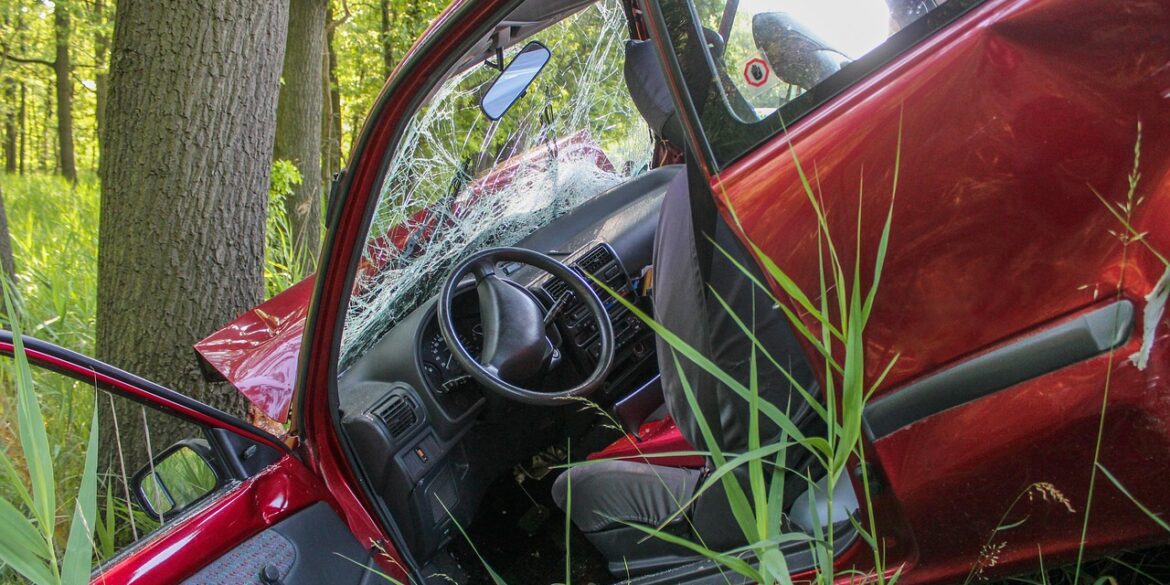https://pixabay.com/photos/accident-crash-tree-automobile-car-2161956/
