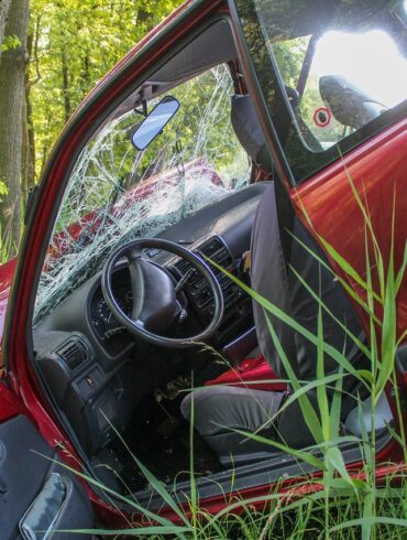 https://pixabay.com/photos/accident-crash-tree-automobile-car-2161956/