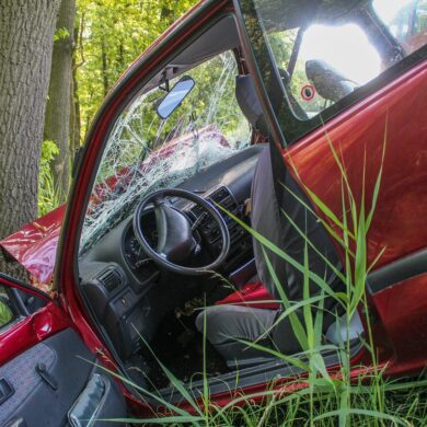 https://pixabay.com/photos/accident-crash-tree-automobile-car-2161956/