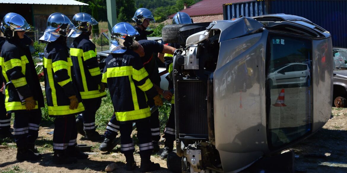 Photo by Ulrick Trappschuh: https://www.pexels.com/photo/workers-in-uniforms-at-car-accident-site-15534817/
