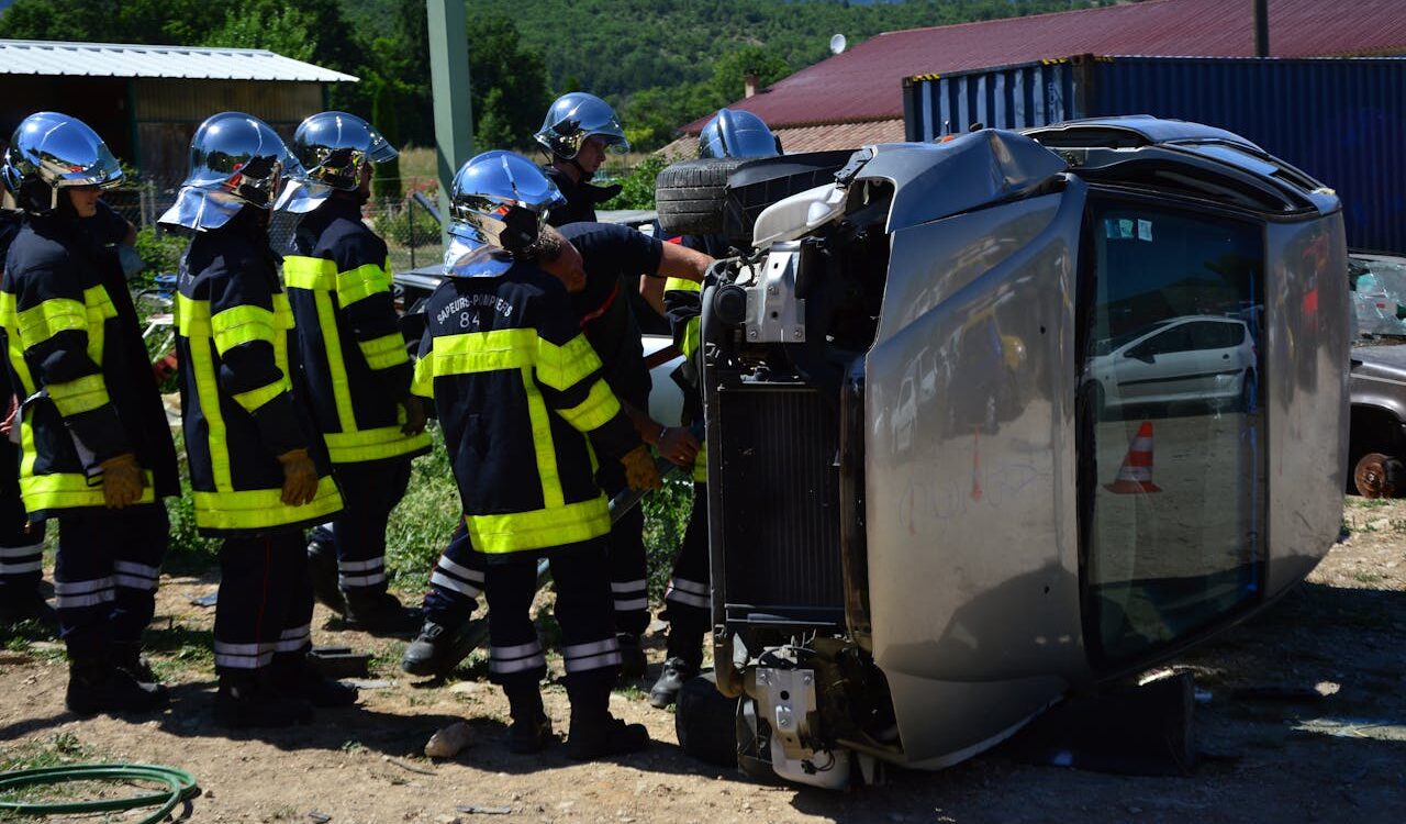 Photo by Ulrick Trappschuh: https://www.pexels.com/photo/workers-in-uniforms-at-car-accident-site-15534817/