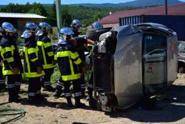 Photo by Ulrick Trappschuh: https://www.pexels.com/photo/workers-in-uniforms-at-car-accident-site-15534817/
