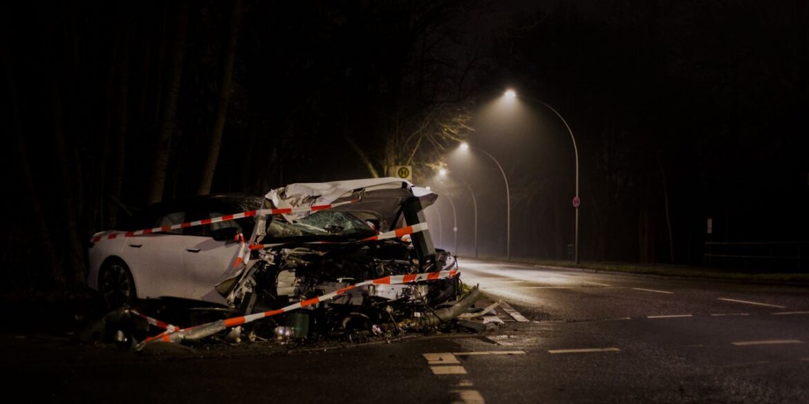 Photo by Julien : https://www.pexels.com/photo/nighttime-car-accident-in-berlin-street-35784044/