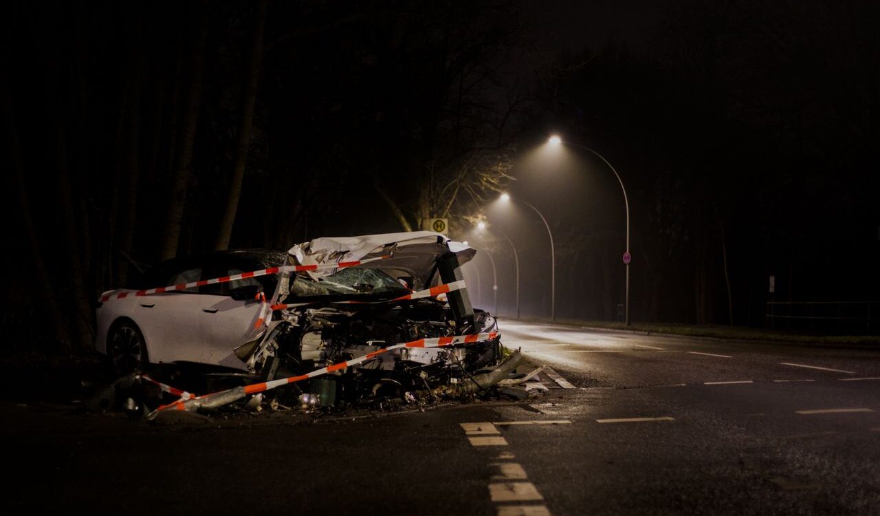 Photo by Julien : https://www.pexels.com/photo/nighttime-car-accident-in-berlin-street-35784044/
