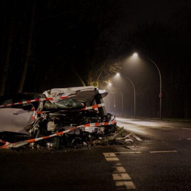 Photo by Julien : https://www.pexels.com/photo/nighttime-car-accident-in-berlin-street-35784044/