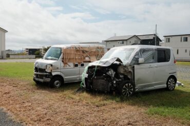 Photo by Huu Huynh: https://www.pexels.com/photo/two-damaged-vans-in-a-residential-area-28443036/
